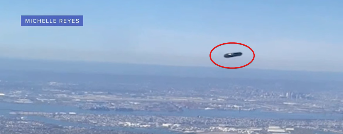 UFO Reported flying over LaGuardia Airport - New York